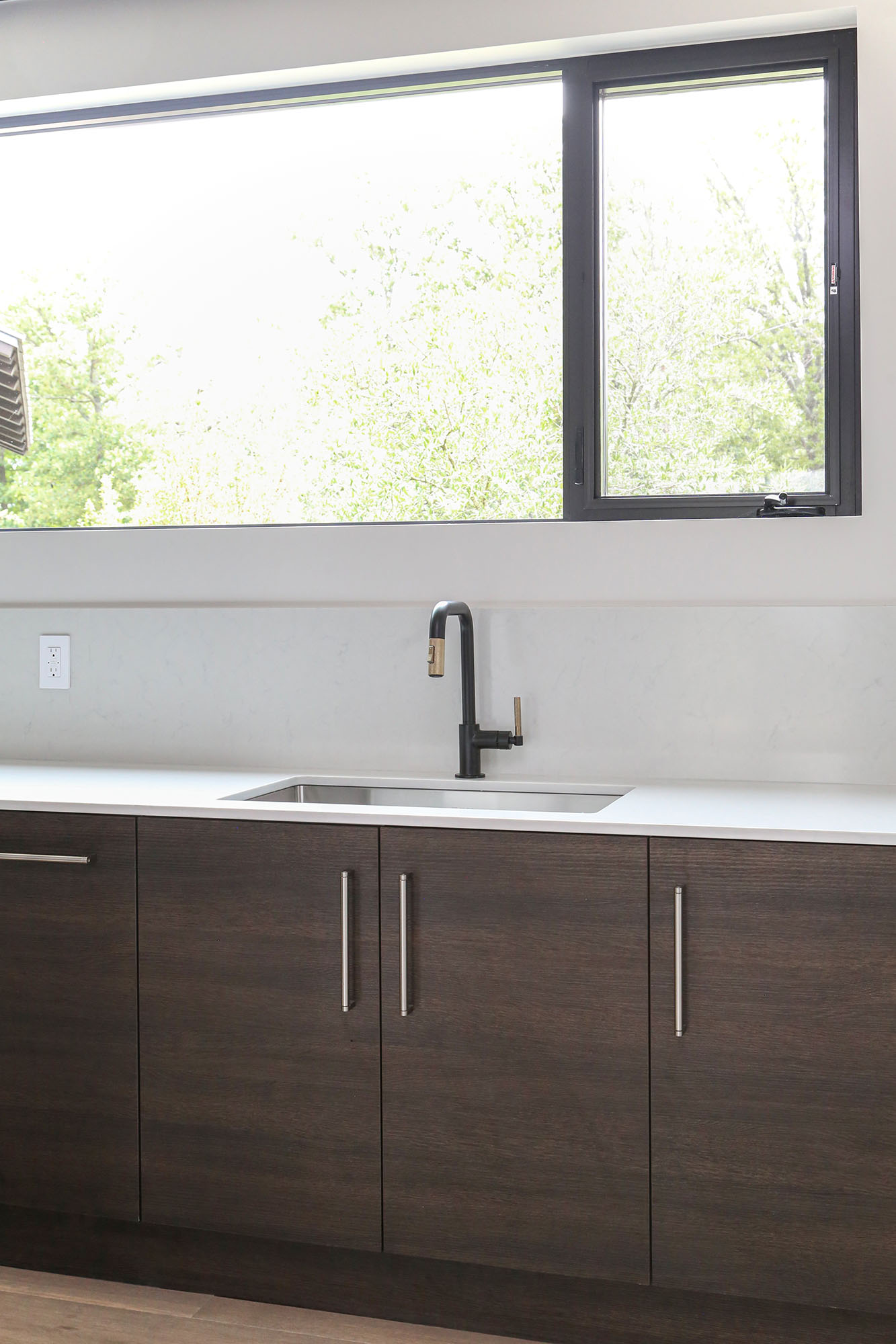 Door Storage Undermount Sink Wood Flooring White Counter Backsplash Elite Cabinets Tulsa Kitchen